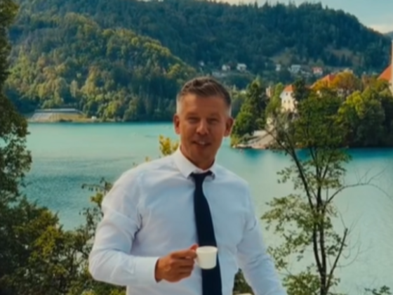 Magyar Péter egy pillanatra George Clooney-nak képzelte magát, miután megkóstolta a világhírű bledi krémest