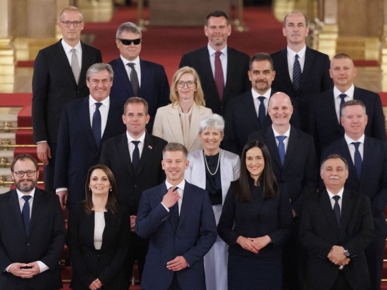 Csapra verve és nyitva az ország