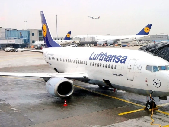 Káosz a repülőtéren: repülőgépnek és traktornak ütközött a menekülő tinédzser