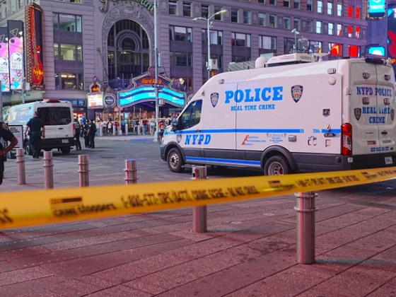 Halálos késelés a Times Square-en, véletlenszerűen támadt a járókelőkre egy nő