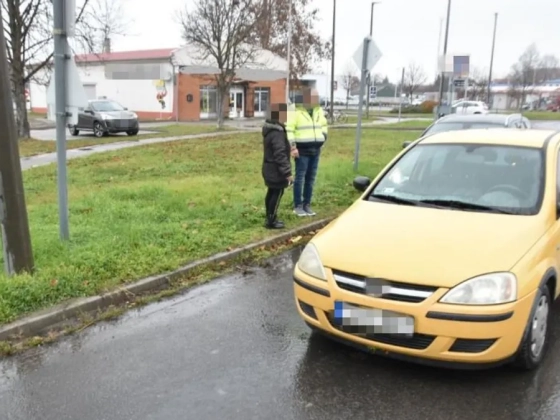 A kocsi ajtajába kapaszkodó tulajdonossal loptak el egy autót Kalocsán