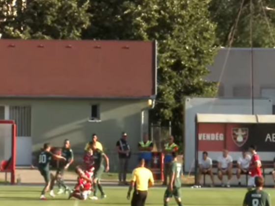 Meccs közben talpalták torkon a magyar futballistát, videón a durva jelenet