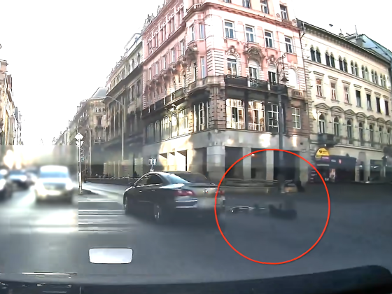 Elterült egy telefonáló rolleres a Rákóczi út kellős közepén – Videón a hajmeresztő baleset