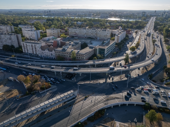 Ilyen lett az iskolakezdésre átadott, felújított Flórián téri felüljáró – látványos drónfotók
