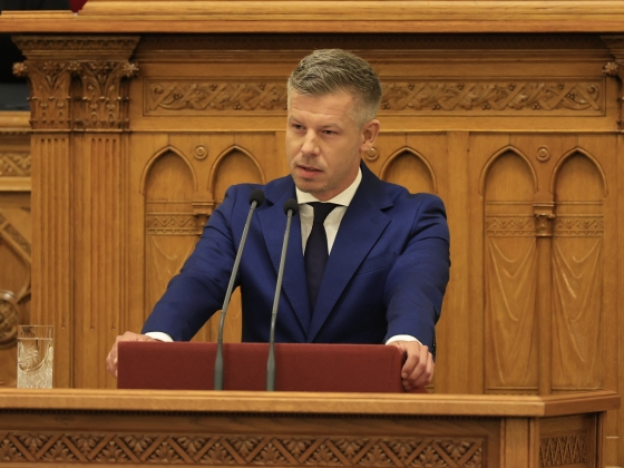„Üljetek le a magányos társaitok mellé!” – Magyar Péter megszólította a diákokat az tanévkezdésen