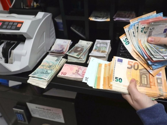 Esik a forint, mint a kő: nem tud kijönni a dugóhúzóból a hazai fizetőeszköz a Tisza-kormány nagy bejelentése után