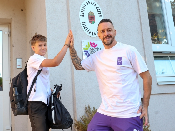 Fotókon a nagy találkozás: Kabát Peti iskolába vitt egy Újpest-drukker kisfiút