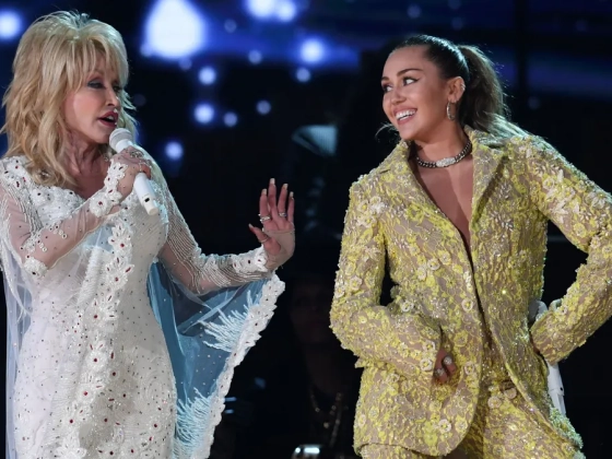 Nevet változtatott a világhírű énekesnő – Dolly Parton miatt