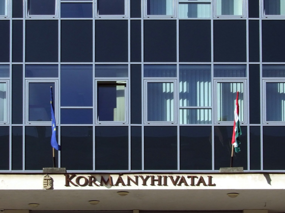 Meghalt egy munkás, miután lezuhant a szegedi kormányhivatal tetejéről