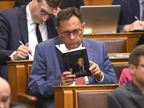 „Rendelkezem akkora intelligenciával, hogy egyikünk sem tudja, mit hoz a holnap” – Pócs János legemlékezetesebb parlamenti trollkodásai a kormányváltás óta