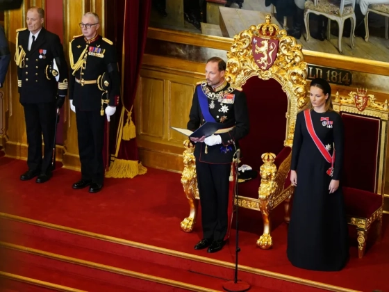 VIII. Haakon Cadillacen érkezett, majd letette esküjét a parlamentben