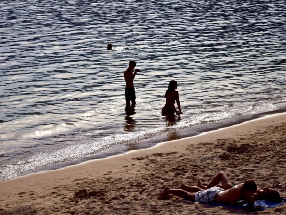 Botrány a tengerparton: strandolók szeme láttára szexelt egy ötvenes pár