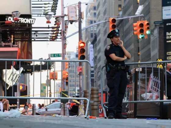 Két embert is megkéselt egy nő a New York-i Times Square-en, mielőtt lelőtték a rendőrök