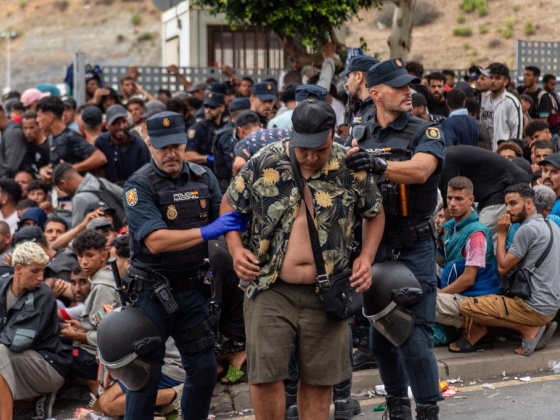 Nemi erőszak, Molotov-koktél, megrohamozott tábor: teljes a káosz Ceutában, ahol a spanyol miniszterelnök hazugsága ellenére 5000 menekült él még az utcán
