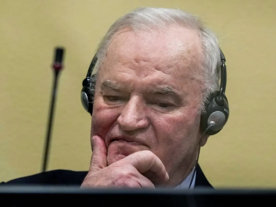 Ezrek emlékeztek Ratko Mladićra, az elítélt háborús bűnösre kedd este a boszniai Szerb Köztársaság fővárosában