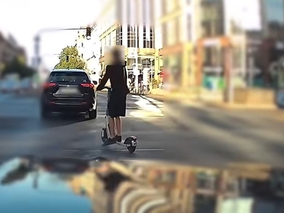 Fütyült mindenkire a pesti rolleres, nem is úszta meg a csattanást + videó