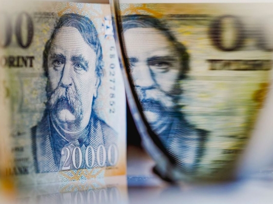 Nagyot sóztak a forintra: a választások óta nem volt ilyen gyenge a magyar pénz – az euró és a dollár is kritikus szint fölé drágult