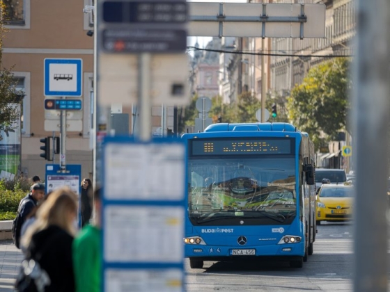 Keményen elkezdték büntetni a megállókban dohányzókat Budapesten