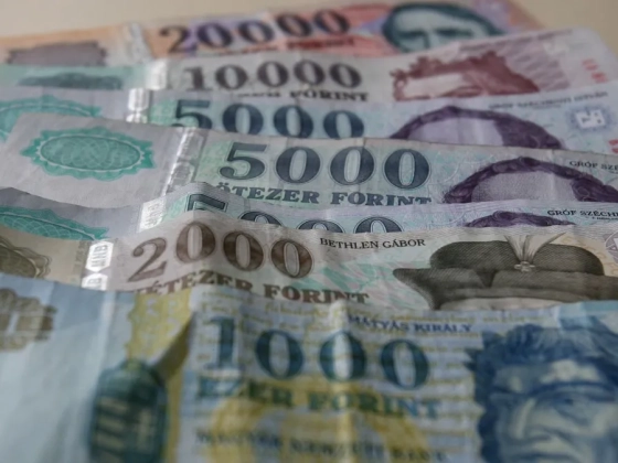 Nagyot gyengült a forint, átlépte a 370-es euróhatárt