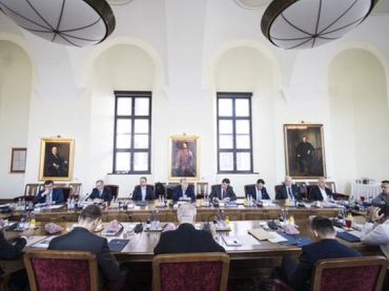 Törvénysértő módon osztogatott titokban a választások előtt az Orbán-kormány?