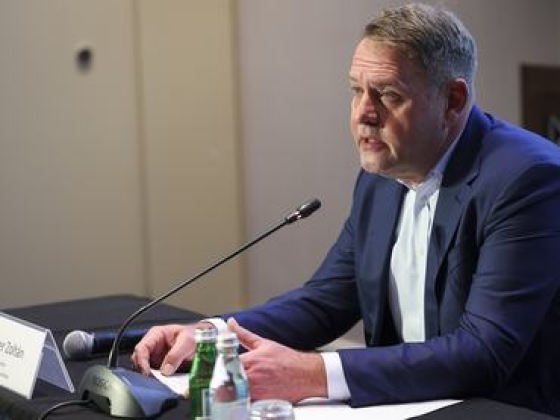 Elvesztette pozícióit, külföldre költözhet Orbán Viktor kedvenc álláshalmozója