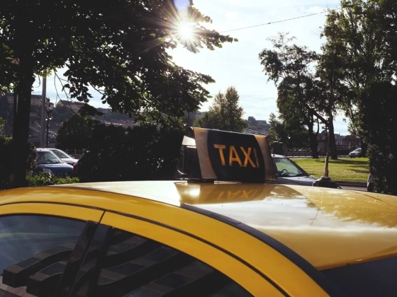 Zebrán gázolt el egy 14 éves lányt egy taxis