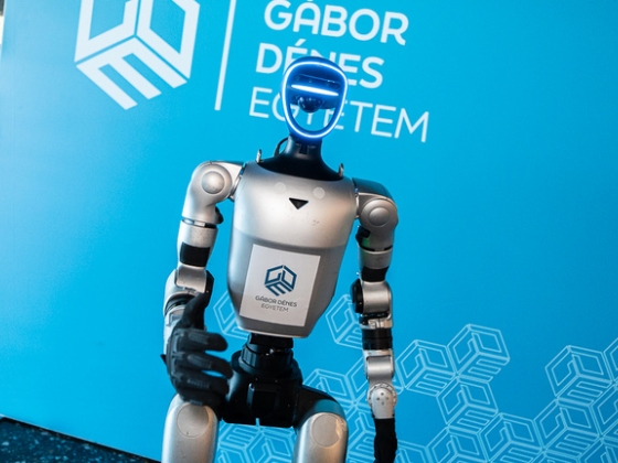 Ilyen még nem volt Magyarországon: humanoid robot tette le az elsőévesek esküjét