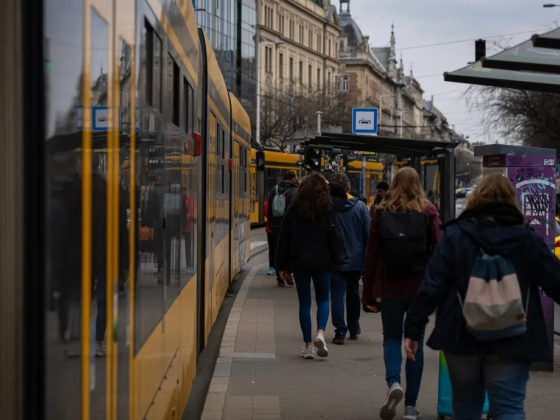 Keményebben lépnek fel a megállóban dohányzók ellen Budapesten, fél év alatt több mint 4,5 millió forintnyi bírságot szabtak ki