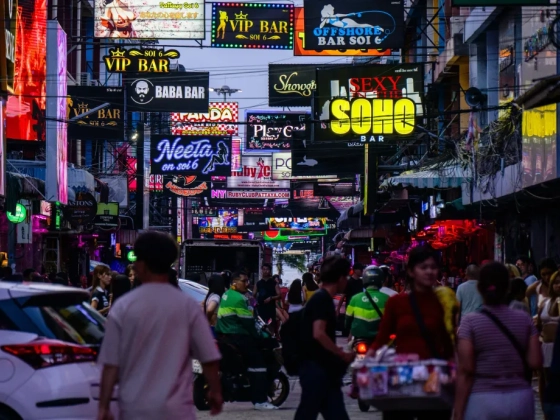 Ötezer amerikai tengerész köt ki Pattajában, az érkezésük előtt a thaiföldi hatóságok felvették a harcot az illegális prostitúcióval