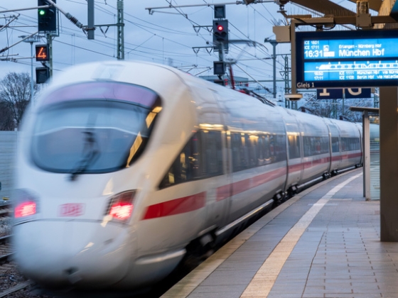 Kétszáz kilométer per óránál nyílt ki a száguldó vonat ajtaja, azonnal vészfékezett a mozdonyvezető