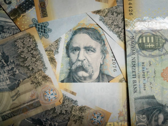 Visszatáncolt a forint a szakadék széléről, de nem múlt el a veszély