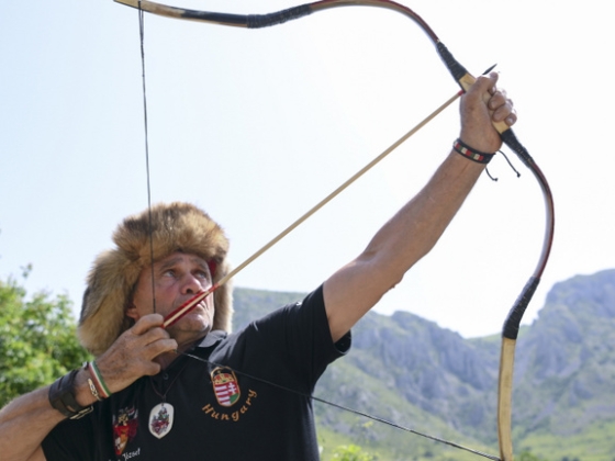 Mintegy 30 éves világrekordot döntött meg a magyar Robin Hood több mint egy kilométeres lövésével