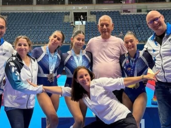 Izraeli melegítőben pózolt a magyar szövetségi kapitány, áll a bál a tornászoknál