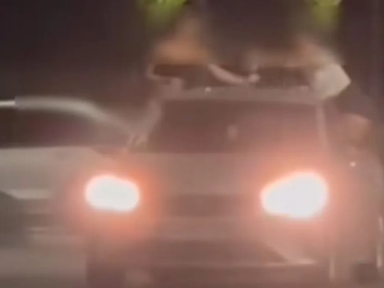 Életveszélyes mutatványt hajtottak végre a kocsikázó fiatalok a Nagykanizsa Aréna parkolójában – videó