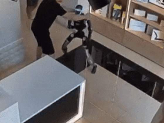 Elszabadult az üzletben: embert támadott egy humanoid robot, hárman tudták csak lefogni
