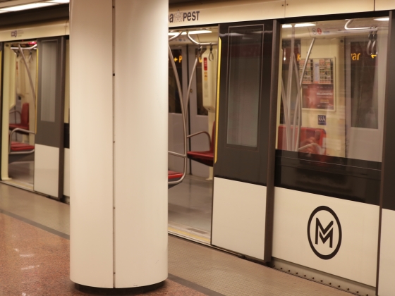 Leállt az M4-es metró a reggeli csúcsban: ezen a szakaszon nem járnak a szerelvények
