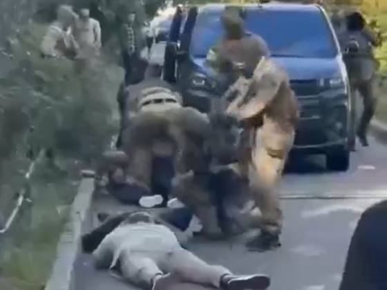 Kikerült egy videó arról, ahogy az ukrán titkosszolgák egymásra lövöldöznek Kijev belvárosában