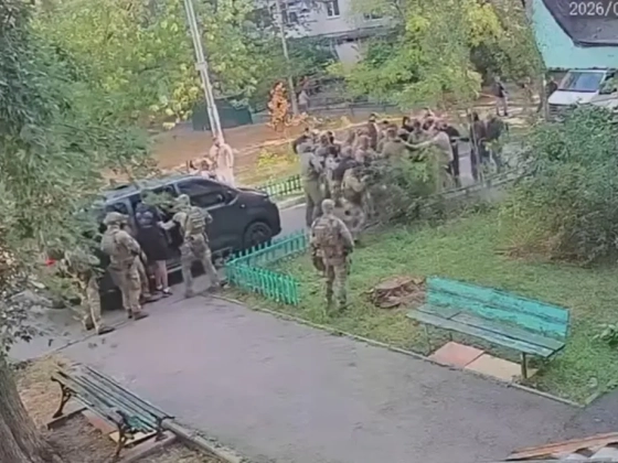 Videón, ahogy a két ukrán titkosszolgálat emberei tüzet nyitnak egymásra Kijev belvárosában