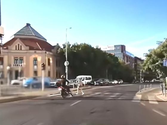 Mentőt hívtak hozzá, de elsétált a Váci úton balesetet okozó gyalogos + videó