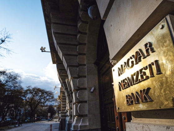 Minden kiderül? Szerződések garmadájának adatait tette közzé a jegybank