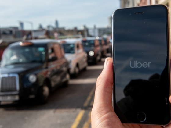 Az algoritmus nyomja le a fizetésüket, ezért perelnek az Uber-sofőrök