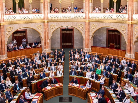 Változik a parlament ülésezési rendje