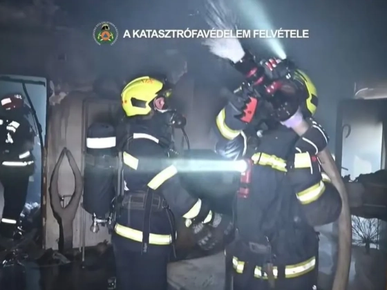 Videón a budapesti háztűz oltása és a lakók mentése, mentőálarcban vitték ki őket a tűzoltók