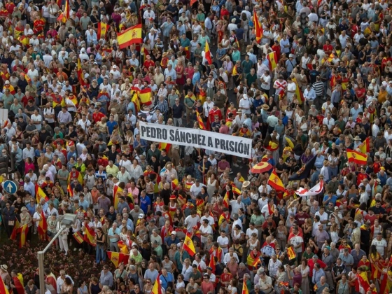 Ezrek vonultak utcára a migrációs válság ellen Spanyolországban – galéria