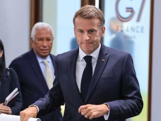 Macron elgondolkozik