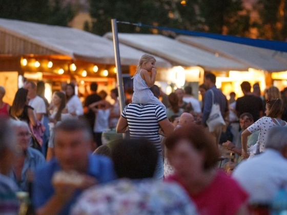 100 éves a kerület, ahol borászok és vendégszerető fociultrák bujkálnak
