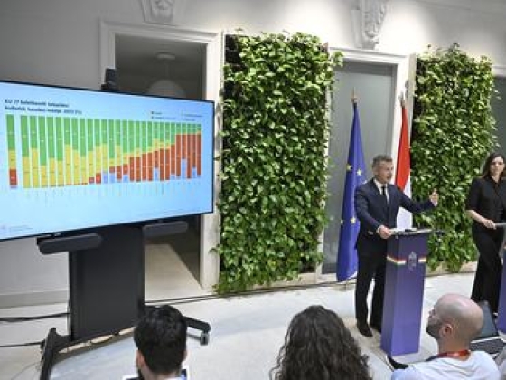 Radikális átalakítást tervez Magyar Péter: a koncessziók felülvizsgálatáról döntöttek, beintettek az akkugyáraknak