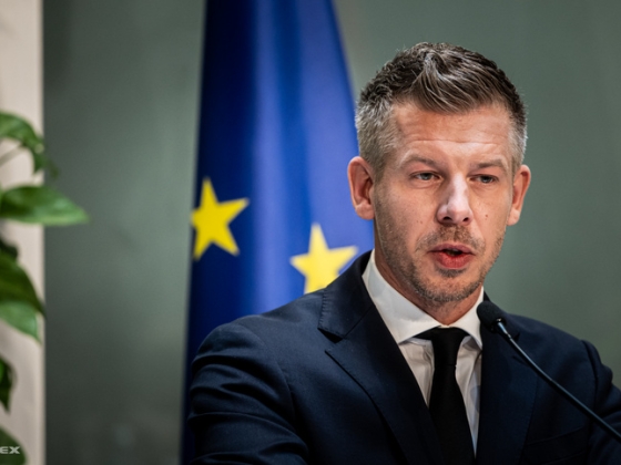 Magyar Péter leszögezte, hogy Magyarország nem lazít a migrációs politikán, és visszaszerezné a büntetési összeget