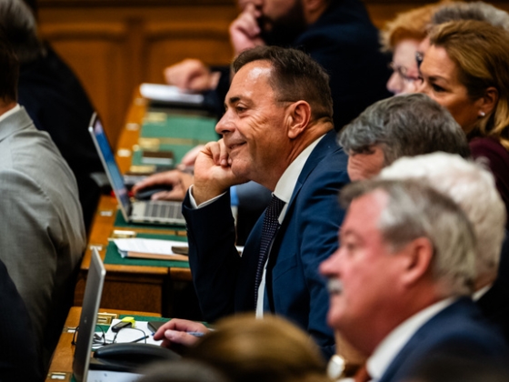 Népszava: Feljelentették Pócs Jánost, a gyanú szerint a fideszes képviselő lefizethette interjúalanyait