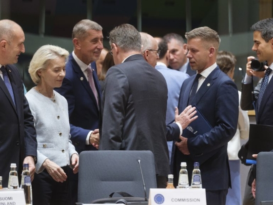 Reagált az Európai Bizottság Magyar Péter kijelentésére: „Konstruktív a viszony a napi egymillió eurós migrációs bírság ügyében”
